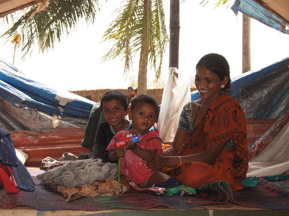 2013/April/Mother-And-Child-In-Slum.