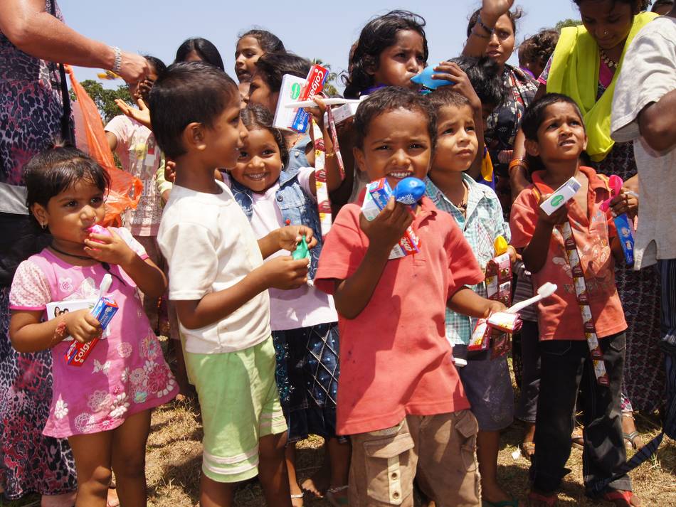 2013/May/Mass-Of-Children-During-Slum-Visit.