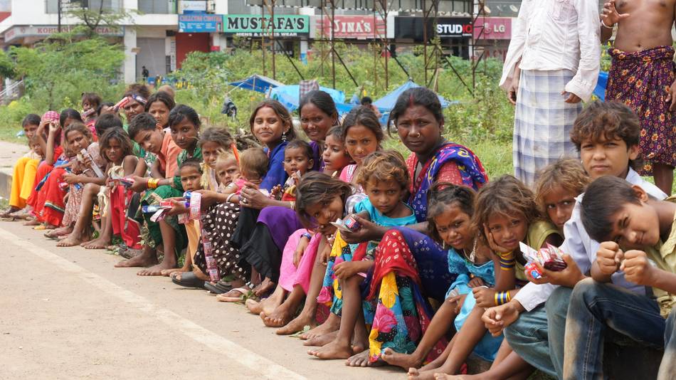 2013/September/Long-Line-Of-Children-From-Indian-Slum.
